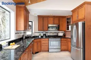 White Gold Chalet - Spacious Family-Friendly Chalet, Hot Tub, Mountain Views, Log Fireplace - Image 4