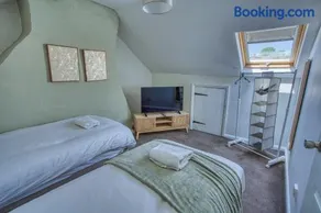 Corporate 5 Bedroom House in Newton Aycliffe Sleeps 8 - Image 4