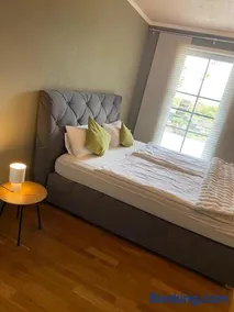 Traumhafte Familien Ferienwohnung am Chiemsee Bergpanorama Sonnenuntergang Terrasse Grillplatz mit bis zu 3 Schlafzimmern für bis zu 6 Personen - Image 2