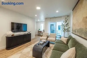 Family Townhome Near SLC - King Suite, Balcony - Image 1