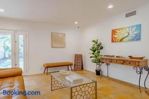 Cozy Home with Pool and Jacuzzi Minutes from Universal Studios - Image 5