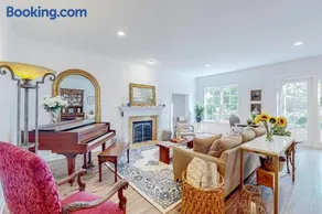 3-story, dog-friendly home near beaches with home theatre, grill & gaming tables - Image 5