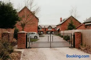 Exclusive 5 Bed Family House in Village Location - Image 5