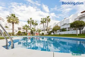 Piso en urbanización con piscina, pádel, tenis y golf - Image 1