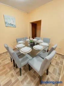 Departamento en San Cristóbal a 5 minutos del malecón, con 2 habitaciones, 4 camas, sala de estar, área de comedor, cocina equipada y excelente ubicación - Marysol - Galápagos Home - Image 3
