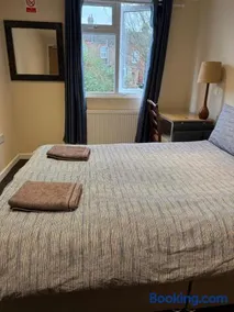 Luton Town House Near AIRPORT - Image 5