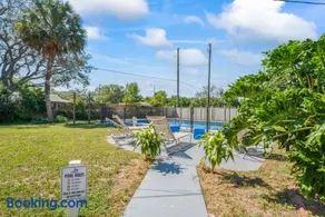 Oversized 4bed + Converted Bedroom, HEATED Pool + Hot Tub - Image 2