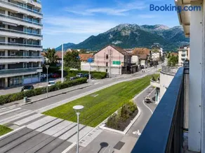 Bright Studio with Balcony, Tram 17, Gaillard, Geneva - Image 2
