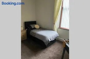 Preston Villa, spacious ground floor apartment - Image 5