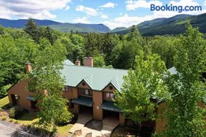W89 Spacious Bretton Woods Townhome with AC, Fireplace and Easy Access to Skiing and Adventure - Image 3