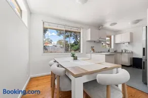 Comfortable Home for 6 - Canberra Inner North - Image 2