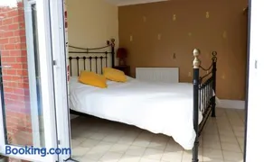 Colchester Sunny Apartment with Pool and EV Car Point - Image 3