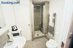 Snug 1 Bed Apartment in Derbyshire with Free Parking - Image 5