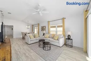 Walk to Brownwood, Spacious 3BR, Golfcart, BBQ - Image 1