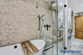 Modern LA Villa 5BR Home with Private Pool & Yard - Image 3