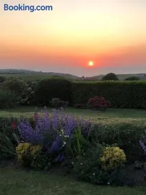 Beautiful family home, sea views, large garden - Image 3