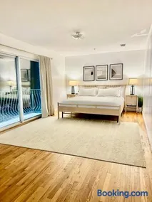 Stylish Evergreen Apartment By Newark Airport - Image 1