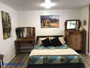 The Sweet Retreat Farmhouse with fast WiFi - Image 3