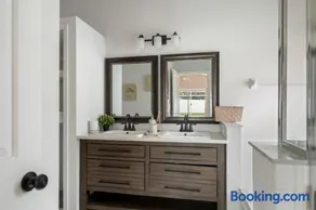 Chic & Cozy Hideaway - Image 3