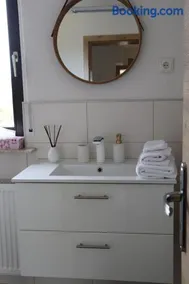 Ferienwohnung mit Schminktisch 2OG - Image 4