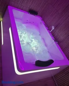 Mostique Spa Apartment with Jacuzzi - Image 3