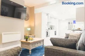 LYNNTON HOUSE Stunning 6 bed Town Centre House ALL with En-Suites Prime Location Tamworth - Image 4