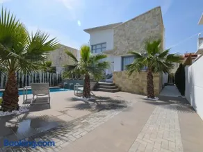 Villa with Garden & Roof Deck - Image 2