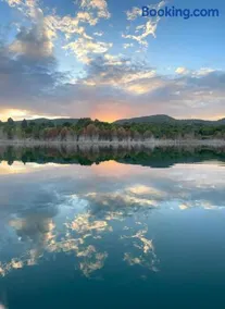 Casa de Las Libélulas Casa de Campo recién rehabilitada para alojamiento de temporada en finca de tres hectáreas con acceso directo a una playa natural en el lago de Entrepeñas La Alcarria El Olivar Alocén Sacedón para retiros en la Naturaleza - Image 2