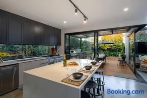 Luxury Escape Near River, Golf & Cafés - Image 2