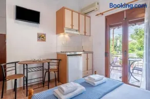 Achilleas Rooms - Image 4