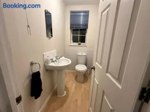 Modern Huddersfield Stay - Garden & Parking - Suitable for Contractors - Image 5