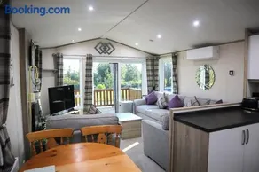 Amazing Lodge with Hot Tub - Image 1