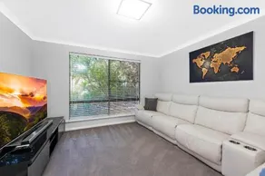 Modern Scarborough Townhouse - Image 3