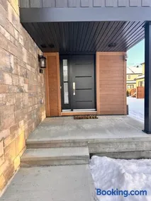 Cozy and Spacious Suite in a Pet and Smoke free Home - Self checkin Anytime - Private Ensuit Bath - King Bed - Ultra Fast Wifi - Free Parking - Smart TV - Image 2