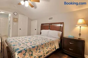 Gorgeous 4 bedroom 2,5 bath Home with Heated Pool, Spa & Game Room close to DFW Airport, Gaylord Convention Center, Shops and Restaurants - Image 3