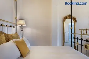 Valletta Townhouse Suite with a Maltese Balcony - Image 4