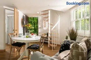 Honeycomb Treehouse in the Heart of Dorset - Image 5