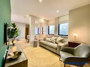 Queen Annes court luxury apartment on high street - Image 2