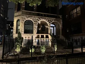 Stone Mansion Sleeps 10-20 Free TV & Parking - Image 2
