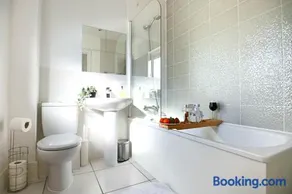 Detached House • Driveway Parking • Fast WiFi • Smart TV • Self-Check-In • Yoko Property - Image 5