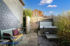 Old Round House with hot tub - Image 2