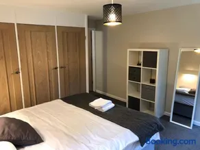 5 Bed Camberley Airport Accommodation - Image 4