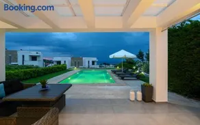 Pentanemi Luxury Villa - Image 1