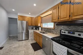 Renovated 3-Bedroom North York Bungalow with Free Parking, Full Kitchen, WiFi & Backyard Volleyball Set - Near Rogers Stadium & TTC Access - Great for Groups & Work Stays! - Image 4