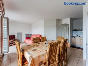 Appartement Charmant Avec Piscine Au 1er Etage, Proche Centre Et Lac, 4 Personnes - Image 2