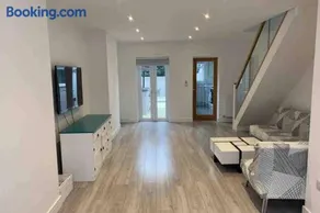 The Villas - Modern Comfort, 15 mins to Silverstone and Milton Keynes - Free parking, Prime, Netflix - Image 2