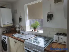 Ladbury House in Walsall near the M6, Walsall Uni and Hospital, with free parking and easy access to Birmingham city centre, West Brom and Alexander Stadium, only 20 mins to the NEC and Birmingham airport, 15 mins to Villa Park, Great for contractors - Image 2