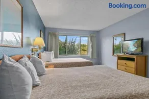 2-Bedroom Family Suite - Pet-Friendly - Kitchen - Pool and Hot Tub - Image 4