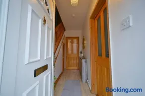 Cosy 2 bed home with jacuzzi bath in Wythenshawe near Manchester Airport - Image 2