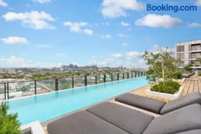 World Famous Racecourse Views with Pool Gym and Parking - Image 2